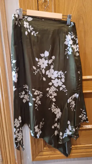 Falda verde con estampado floral blanco