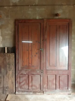Puerta doble de madera entrada