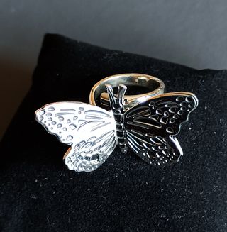 Anillo de plata con diseño de mariposa