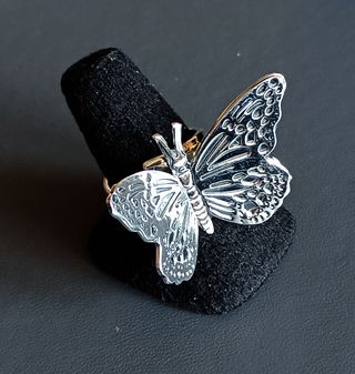 Anillo de plata con diseño de mariposa