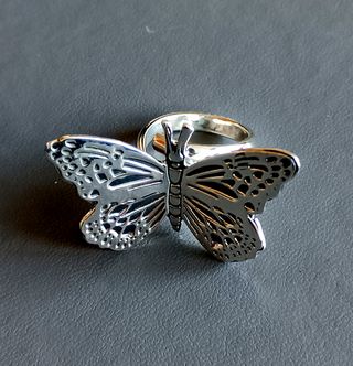 Anillo de plata con diseño de mariposa