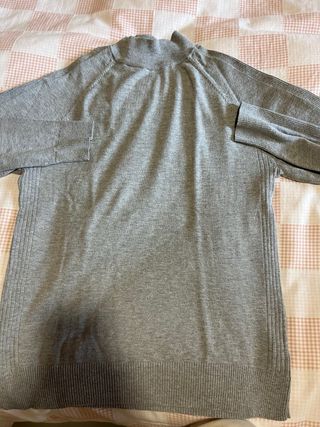 Camiseta Zara cuello alto gris fina