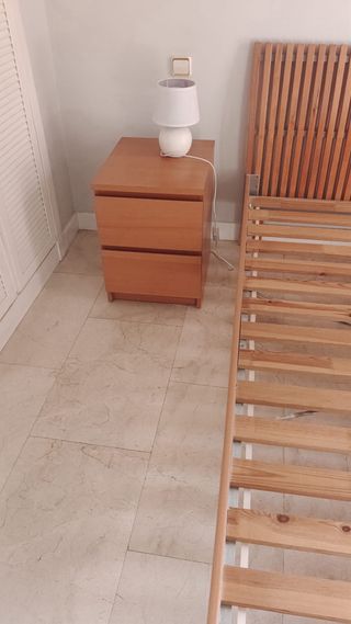 Conjunto de Cama de madera con 2 mesitas