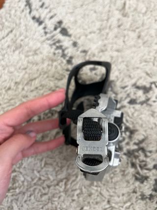 Pedales de bicicleta con correas