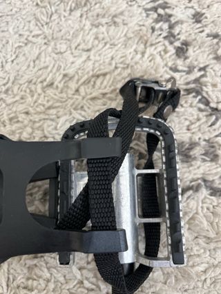 Pedales de bicicleta con correas