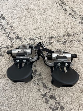 Pedales de bicicleta con correas