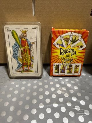 Juego de mesa y antiguo maletín de juegos