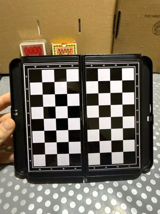 Juego de mesa y antiguo maletín de juegos