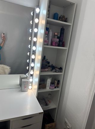 Tocador grande con luces y estanteria