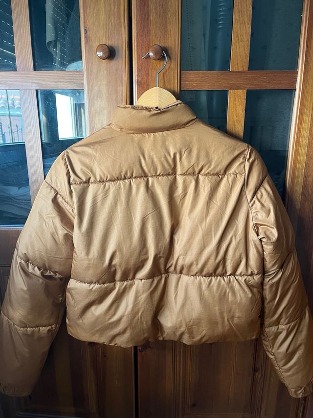 Abrigo acolchado Stradivarius dorado