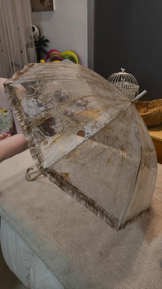 Paraguas beige y blanco con encaje