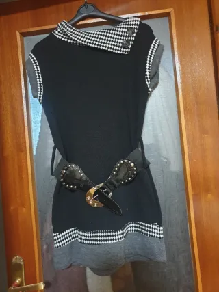 Vestido de punto con cinturón plateado