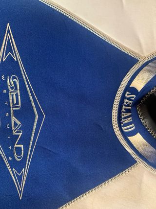 Traje de neopreno azul y blanco