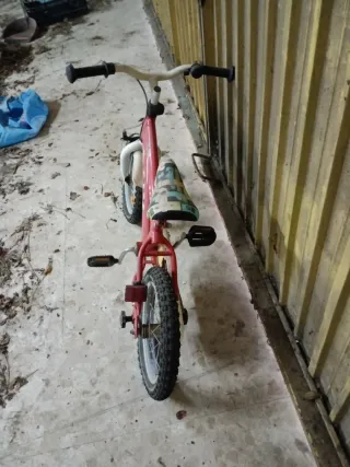 Bicicleta infantil roja