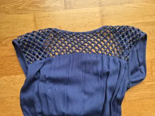 Vestido corto azul con detalles