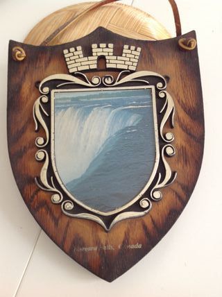 Quadretto scudo araldico in legno con cascata