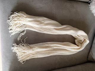 Bufanda de punto blanca con flecos