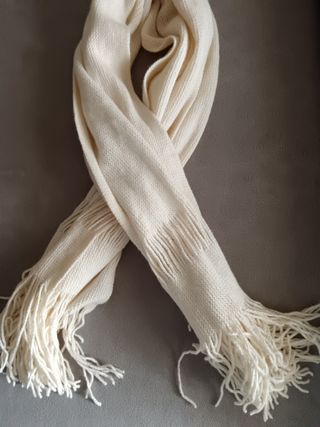 Bufanda de punto blanca con flecos