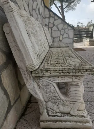 Bancos de piedra decorados (2 unidades)