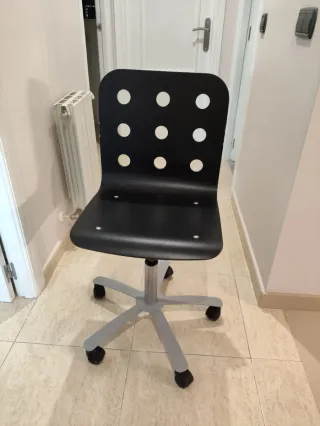 Silla de oficina negra y gris