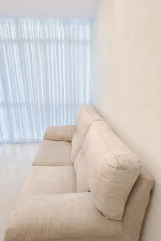 SOFÁ -3 plazas- muy comodo - tela muy suave– beige