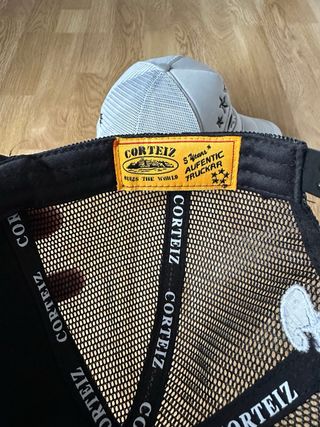 Pack Gorras Corteiz Negra y Gris.