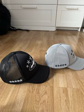 Pack Gorras Corteiz Negra y Gris.