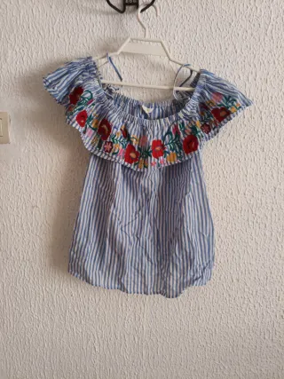 Camiseta de rayas con bordado floral