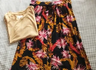 Conjunto falda estampada y camiseta