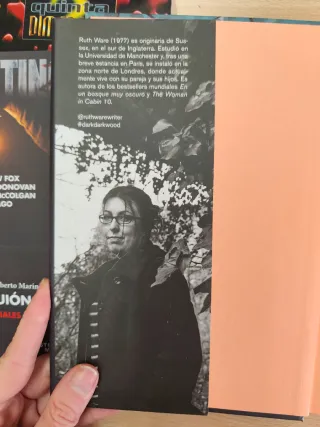 En un bosque muy oscuro (Spanish Edition)