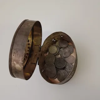 Caja antigua y monedas