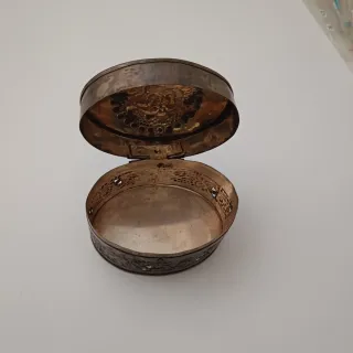 Caja antigua y monedas