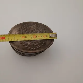 Caja antigua y monedas