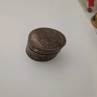 Caja antigua y monedas