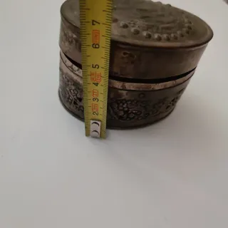 Caja antigua y monedas