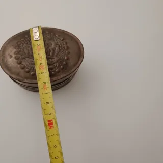 Caja antigua y monedas