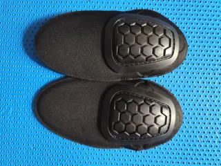 Coderas Negras con Protección Hexagonal