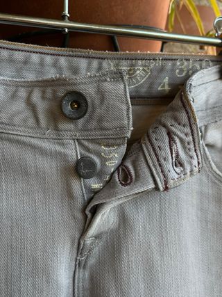 Pantalón pitillo gris largo