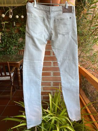 Pantalón pitillo gris largo