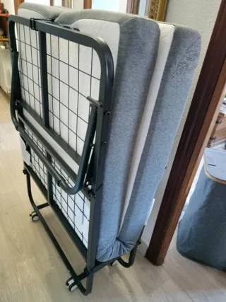 Cama Plegable Gris y Blanca