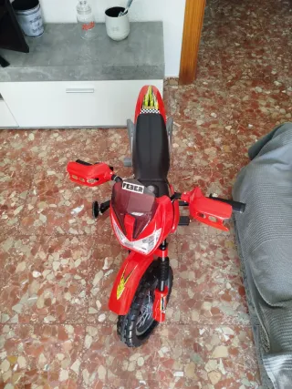 Moto eléctrica infantil para pasear .