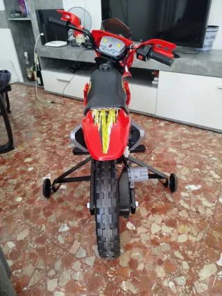 Moto eléctrica infantil para pasear .