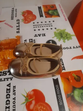 Manoletinas niña doradas número 34 solo una puesta