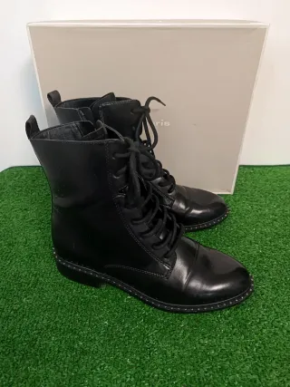 Botines negros con cordones y tachuelas