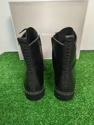 Botines negros con cordones y tachuelas