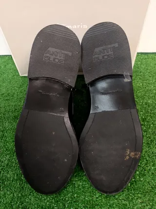 Botines negros con cordones y tachuelas