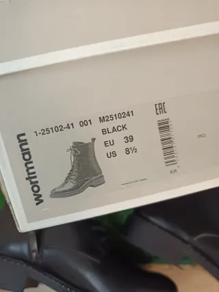 Botines negros con cordones y tachuelas