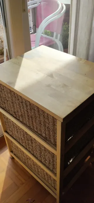 Cajonera de madera y mimbre