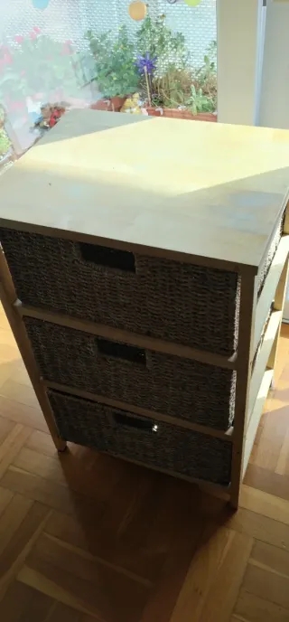 Cajonera de madera y mimbre