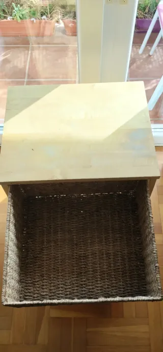 Cajonera de madera y mimbre